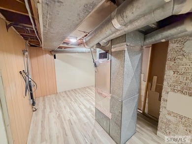 Fully Remodeled and priced to sell. Stunning 3 bedroom, 2 bath - photo 22