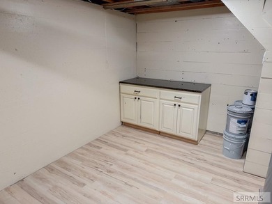 Fully Remodeled and priced to sell. Stunning 3 bedroom, 2 bath - photo 23