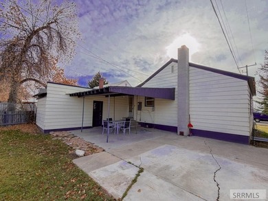 Fully Remodeled and priced to sell. Stunning 3 bedroom, 2 bath - photo 24