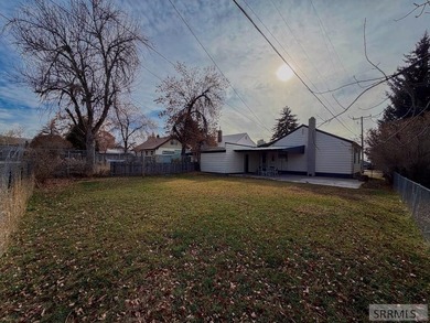 Fully Remodeled and priced to sell. Stunning 3 bedroom, 2 bath - photo 25