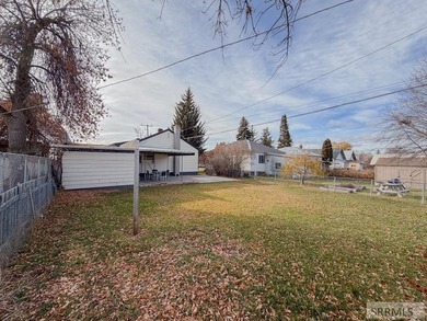 Fully Remodeled and priced to sell. Stunning 3 bedroom, 2 bath - photo 26