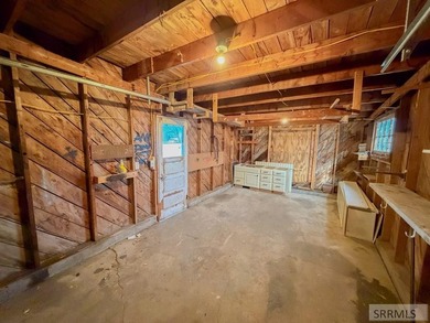 Fully Remodeled and priced to sell. Stunning 3 bedroom, 2 bath - photo 27
