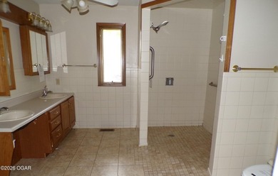 Enjoy golf course views from this spacious 3-bedroom, 2-bath - photo 10