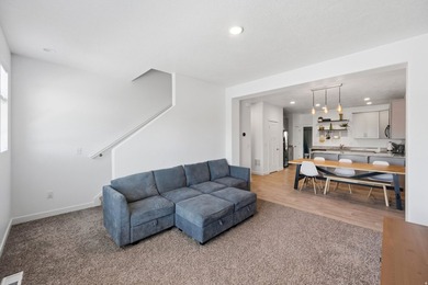 Beautifully maintained 3-bedroom, 3 bath townhome offering a - photo 3