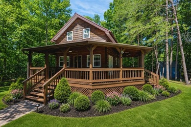 Lake living at its finest! This charming log-sided home offers - photo 2