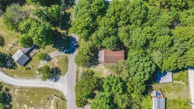Lake living at its finest! This charming log-sided home offers - photo 6