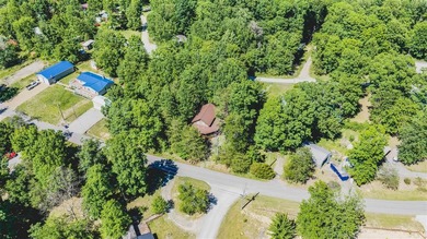 Lake living at its finest! This charming log-sided home offers - photo 7