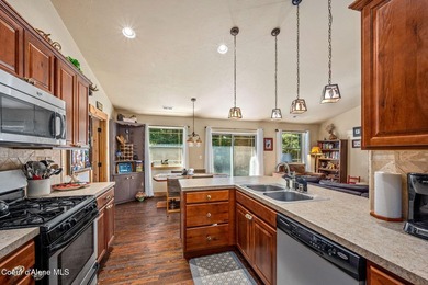 Your own private paradise! This 2012 custom-built Priest Lake - photo 2
