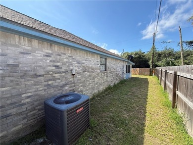 NEW PRICE!!!!! This Spacious 3-bedroom, 2-bath home located in a - photo 17