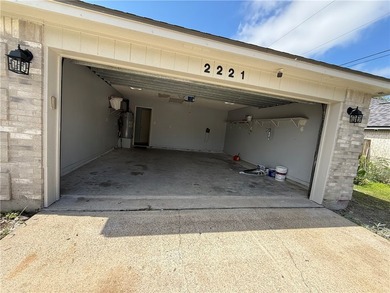 NEW PRICE!!!!! This Spacious 3-bedroom, 2-bath home located in a - photo 21