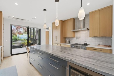 An inspiring, contemporary masterpiece. This custom built home - photo 12