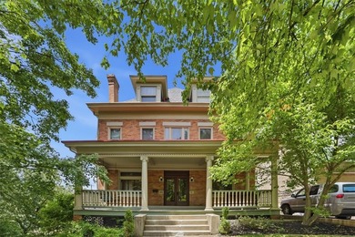 Welcome to this timeless Highland Park gem, where classic - photo 1