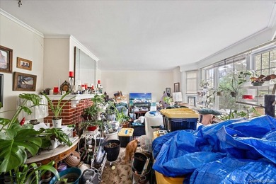 Incredible opportunity to restore and reimagine this spacious - photo 3