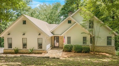 Exceptional lakefront living with room for everyone! This 5BR/3 - photo 1