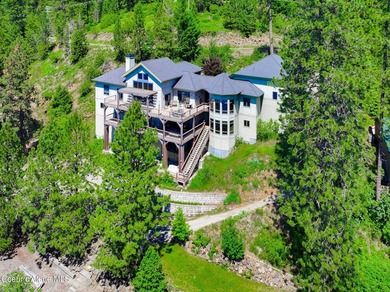 Located in Carlin Bay, this custom lakefront home offers 6,074 - photo 2