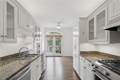 Elegant townhome located in the perfect Buckhead location!
