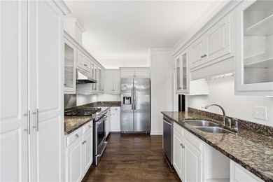 Elegant townhome located in the perfect Buckhead location!