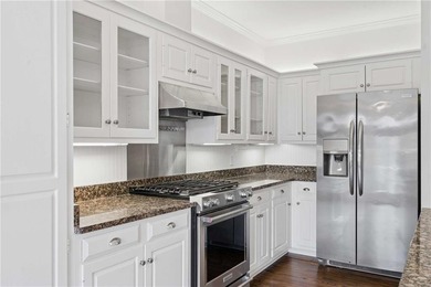 Elegant townhome located in the perfect Buckhead location!