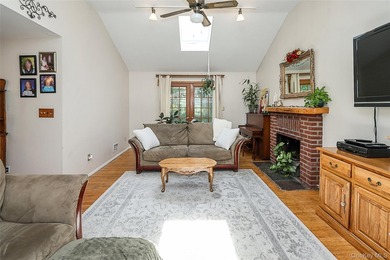 Welcome to this warm and inviting Colonial in the heart of Bay - photo 11
