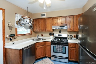 Welcome to this warm and inviting Colonial in the heart of Bay - photo 12