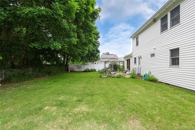 Welcome to this warm and inviting Colonial in the heart of Bay - photo 31
