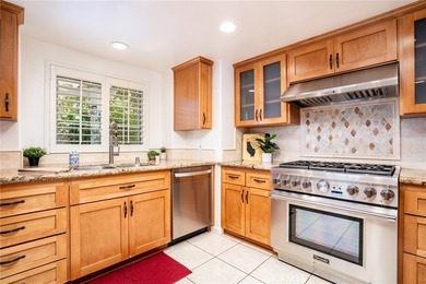 Dramatic ceilings, ocular and arched transom windows, walk-in - photo 10