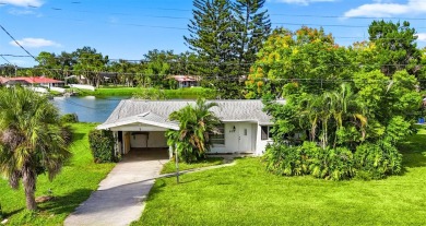 (private lake, pond, creek) Home For Sale in Nokomis Florida