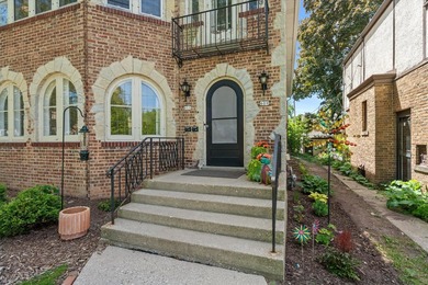 This boutique condominium sits on the 2nd and 3rd floors of this - photo 2