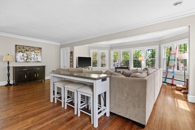 This boutique condominium sits on the 2nd and 3rd floors of this - photo 4