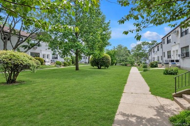 Welcome to Hyde Park in the heart of Kew Gardens Hills! This - photo 11