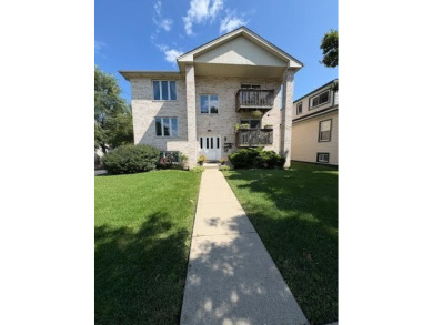 Lake Condo Sale Pending in Brookfield, Illinois