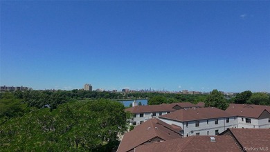 Welcome to Hyde Park in the heart of Kew Gardens Hills! This - photo 15