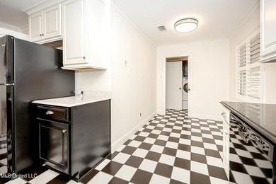 LOCATION LOCATION LOCATION! Welcome to this beautifully updated - photo 23