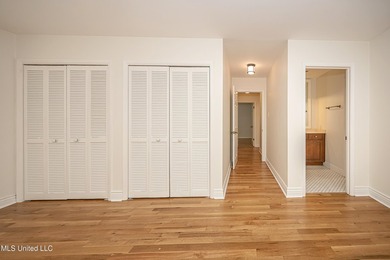 LOCATION LOCATION LOCATION! Welcome to this beautifully updated - photo 36