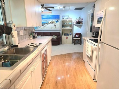 Move-in ready 2/2 at Spring Lake! Year-round living, seasonal - photo 11