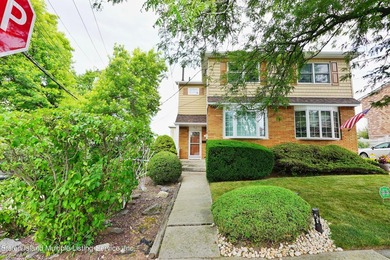 PRIME LOCATION- HARDWOOD FLOORS, NEW BATHROOM ON 1ST FLOOR, 3 - photo 1