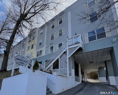Welcome to your beautiful freshly painted 3 bedroom, 2.5 bath - photo 2