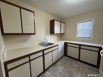 Welcome to your beautiful freshly painted 3 bedroom, 2.5 bath - photo 6