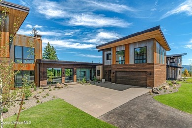 Set against a serene stand of forest, this spacious residence - photo 2