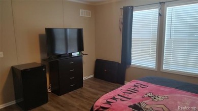 Beautiful 3 bedroom 2 full bath home with large master suite in - photo 13