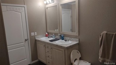 Beautiful 3 bedroom 2 full bath home with large master suite in - photo 16