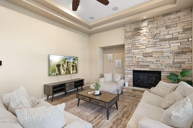 A TOLL BROTHERS Showpiece! This elegant Litchfield Park home is - photo 8