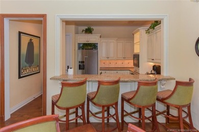 Gorgeous 2 BR, 2 BA condo boasts sophistication and luxury - photo 36