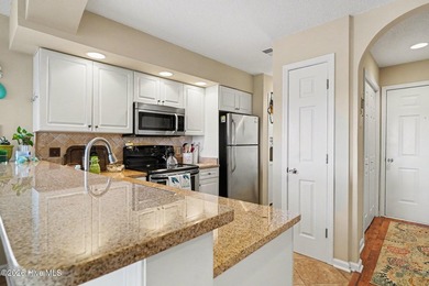 Turn-key 2BR/2BA end unit condo with stunning Intracoastal - photo 10