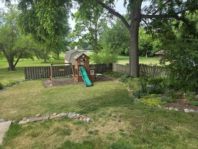 Charming 4-bedroom home with lovely river views and warm - photo 11