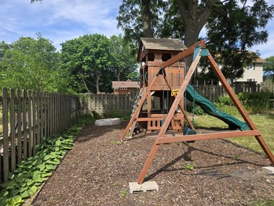 Charming 4-bedroom home with lovely river views and warm - photo 13