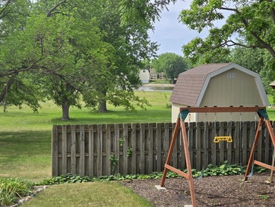 Charming 4-bedroom home with lovely river views and warm - photo 16