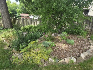 Charming 4-bedroom home with lovely river views and warm - photo 18