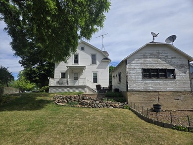 Charming 4-bedroom home with lovely river views and warm - photo 22
