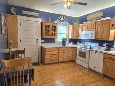Charming 4-bedroom home with lovely river views and warm - photo 25